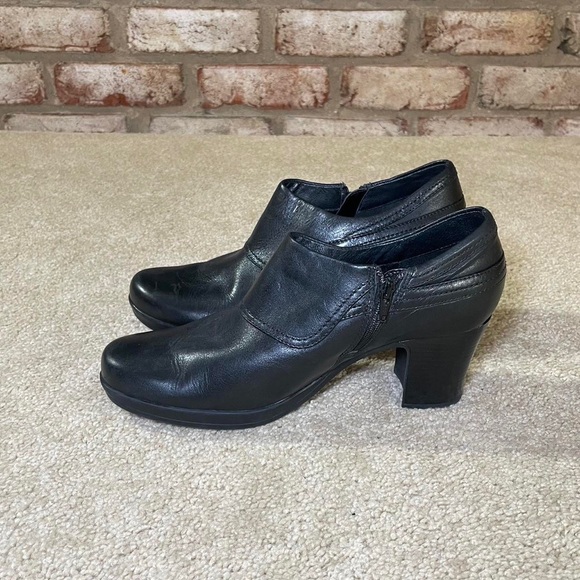 Clarks genuine leather black heeled ankle boots - Picture 3 of 7